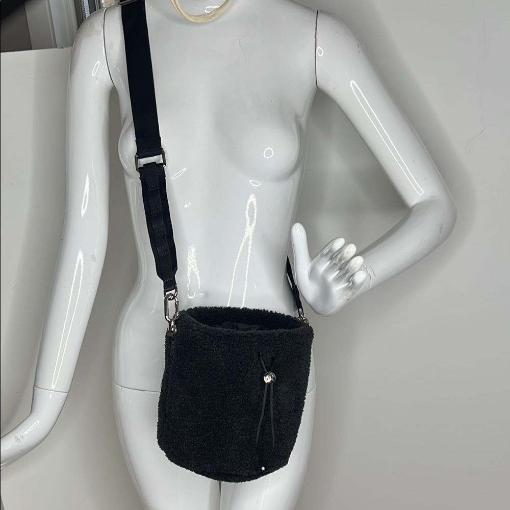 Lululemon Black Crossbody Fleece Bucket Bag 2.5L - New Unworn